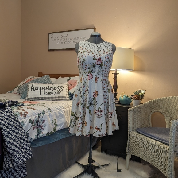 Julian Taylor size 8 White floral knee-length dress with lace neckline - Picture 7 of 7